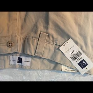 NWT GAP Factory, men 32. 100% cotton. Cream tan. First quality. Flat front.